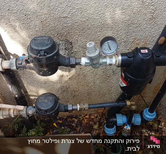 צינורות מים עם מד לחץ ושסתומים